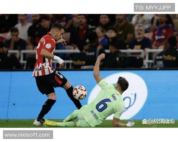 卡福带球突破展现绝佳脚法一脚精准助攻成为赛场焦点