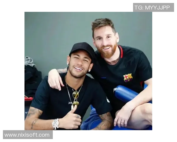 足球明星与女友的甜蜜生活揭秘 球场内外的爱与支持